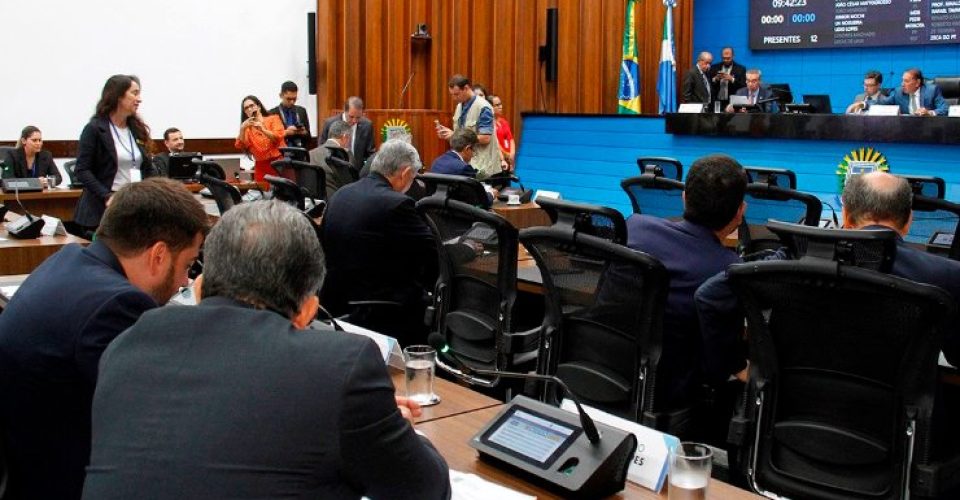 Deputados apreciam e votam as propostas durante sessão realizada no Plenário da ALEMS.|Foto: Wagner Guimarães/ALEMS