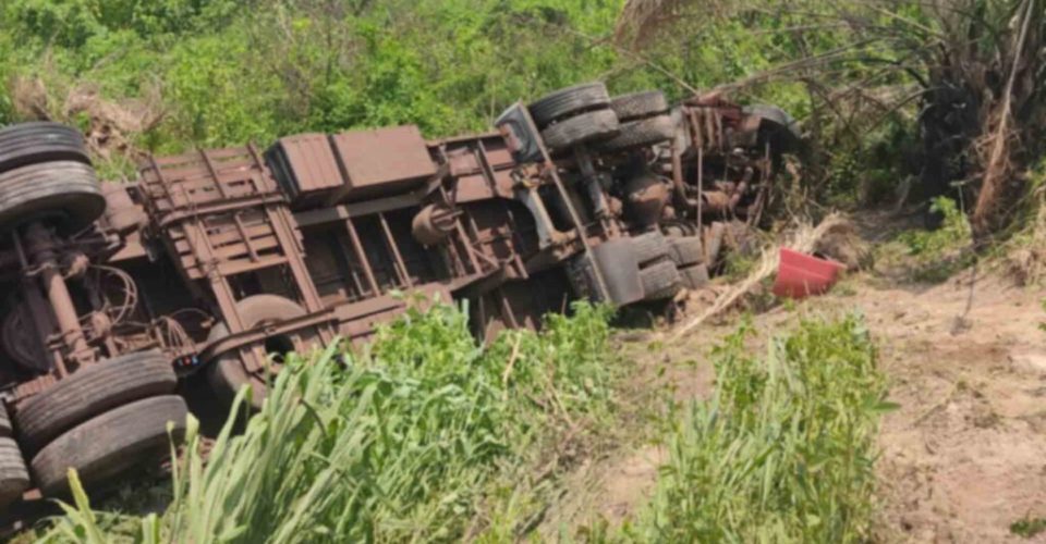 Motorista não resistiu aos ferimentos e morreu - Foto: Divulgação Corpo de Bombeiros