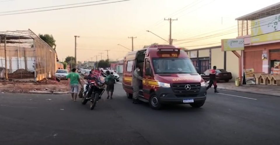 Adolescente é atropelado ao sair da escola