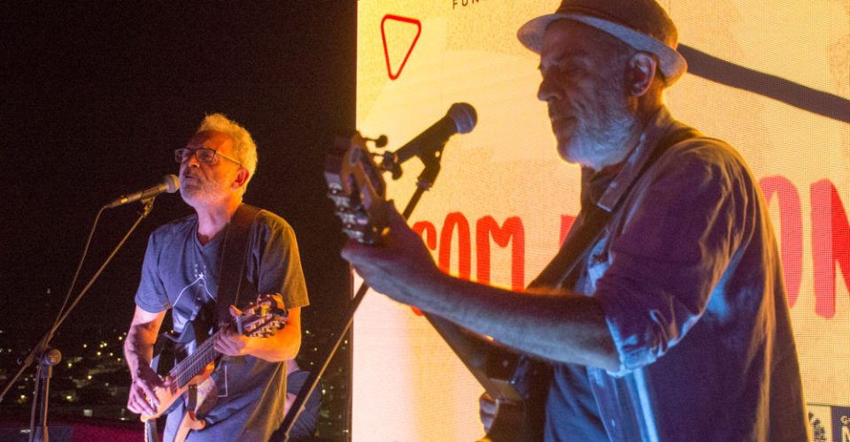 Jerry Espíndola e Rodrigo
Teixeira apresentaram
uma performance
envolvente na festa ( Foto: Thamires Mulatinho)