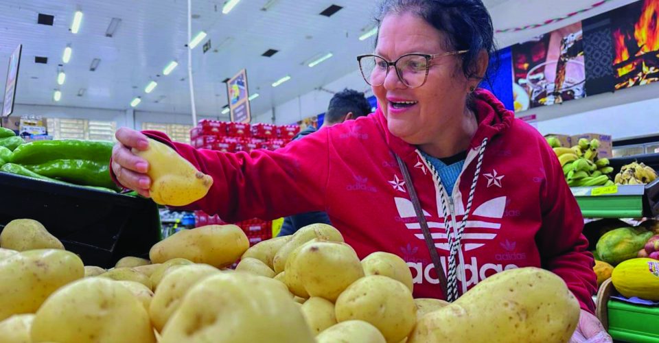 Consumidora
escolhendo batata
em supermercado (Foto: Marcos Maluf)