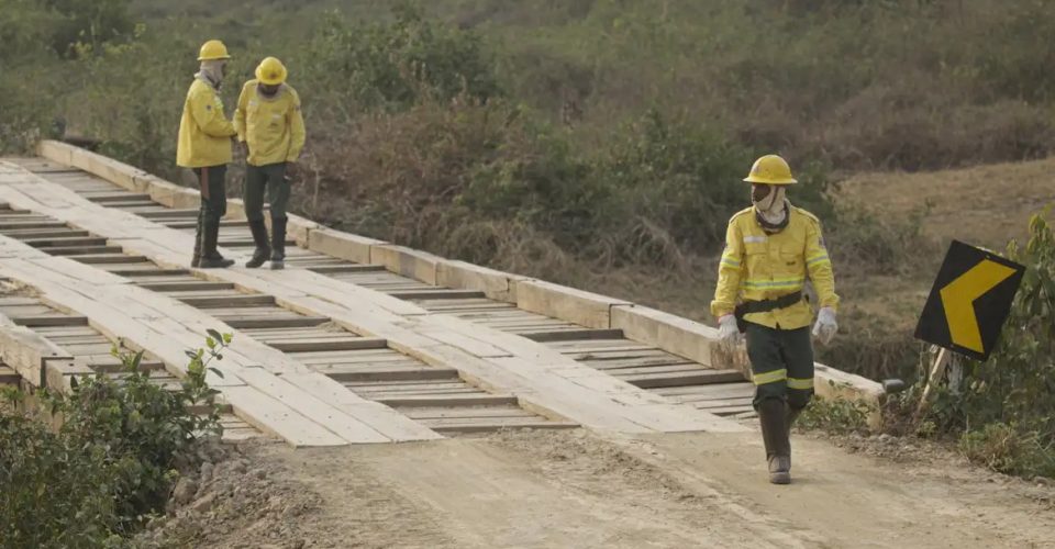 Bombeiros relatam que as chuvas ajudaram no combate às chamas.|Foto: Joédson Alves/Agência Brasil