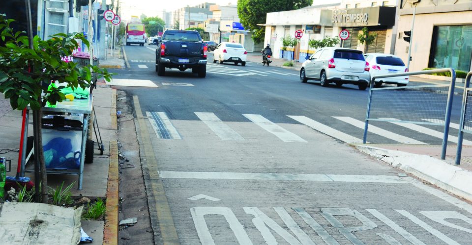 Reportagem flagrou
vários motoristas
conduzindo de forma
irregular na Rui Barbosa (Foto: Foto: Nilson Figueiredo)