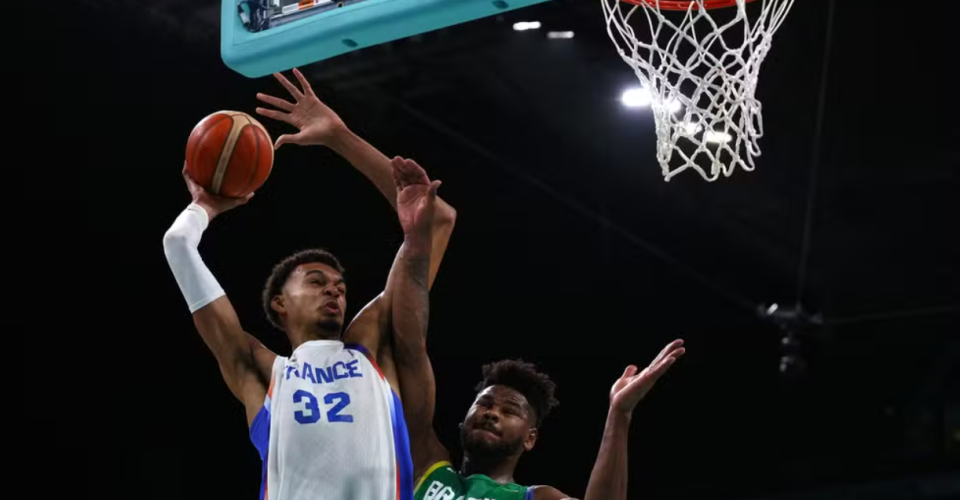 Wembanyama, da França, partindo para cesta em jogo do Brasil na estreia do basquete masculino nos Jogos Olímpicos do Paris 2024 — Foto: REUTERS/Brian Snyder