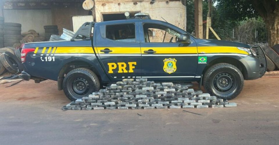 Com o apoio de cães farejadores, a polícia encontrou 105 quilos de cocaína (Foto: Divulgação/PRF)