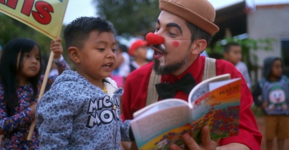 Praça tem apresentações culturais e livros grátis