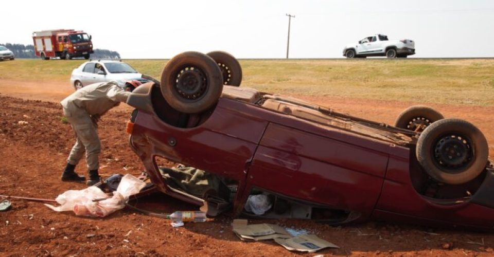 O motorista de Volkswagen Gol, de 30 anos, capotou seu veículo na manhã desta quinta-feira (8) e foi socorrido com suspeita de traumatismo craniano.