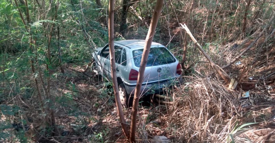 Idoso de 78 anos tem mal súbito e cai com carro em mata