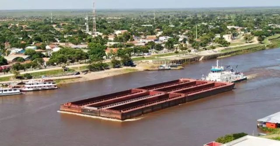 Embarcação de grande porte no Rio Paraguai em Porto Murtinho (Foto: Porto Murtinho Notícias/Arquivo)