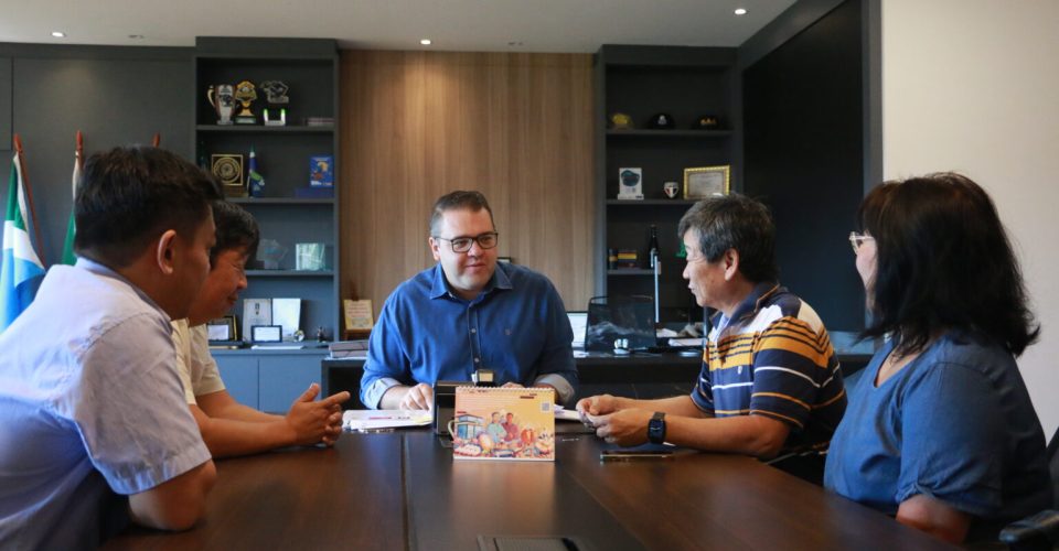 Prefeito Alan Guedes com os representantes do Clube Nipo-Brasileiro (Foto: Leandro Silva/Prefeitura de Dourados)