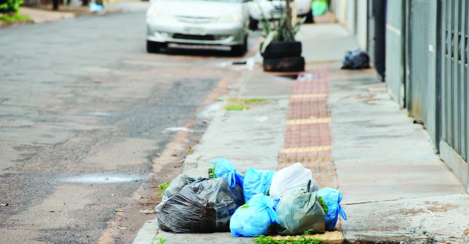 Reportagem flagrou
diversas sacolas
espalhadas pela Rua
Enzo Ciantelli (Foto: Nilson Figueiredo )