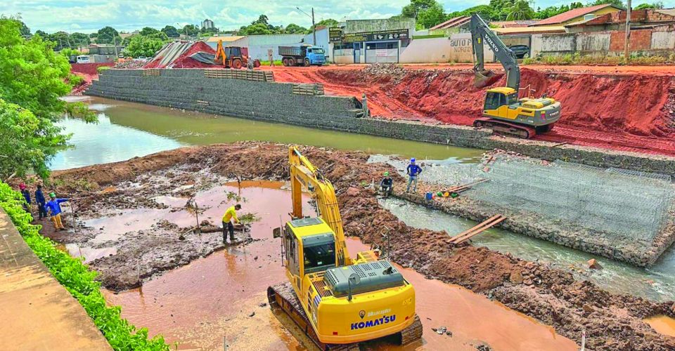 OBRAS NO CORREGO - FOTO: MARCOS MALUF