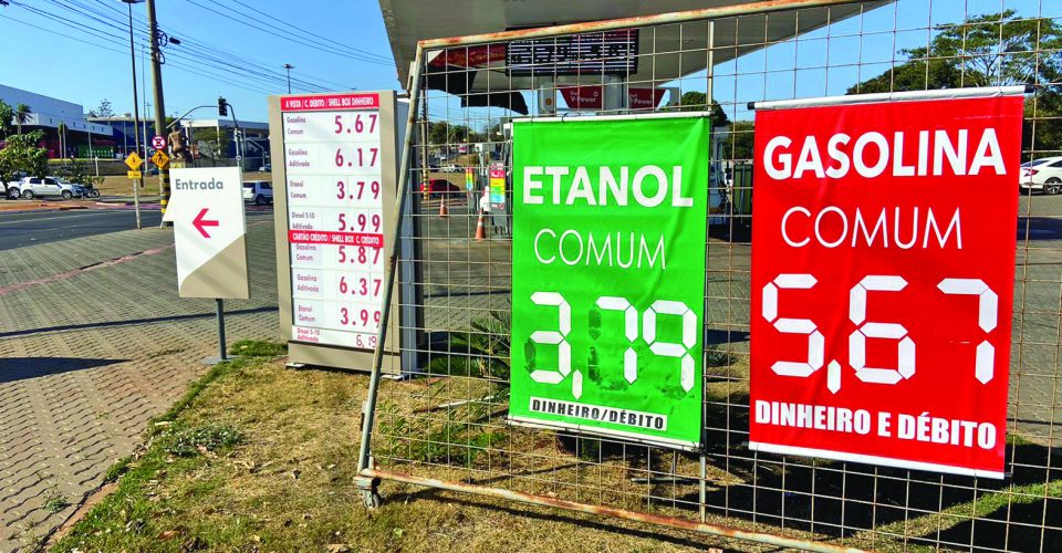 Posto Shell localizado
na rotatória da Coca Cola oferece preços
diferentes de pagamento (Foto: Julisandy Ferreira )