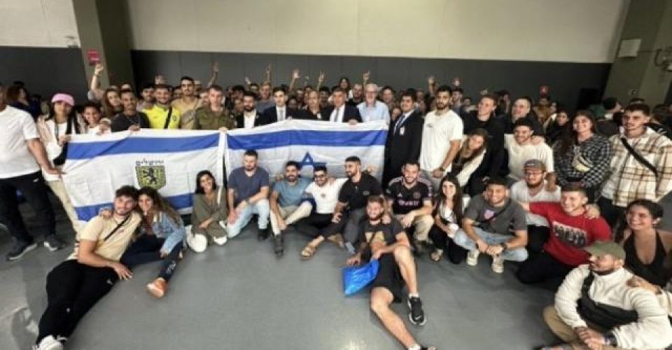 O voo foi organizado pelo Consulado de Israel na capital paulista.|Foto: reprodução via SBT News