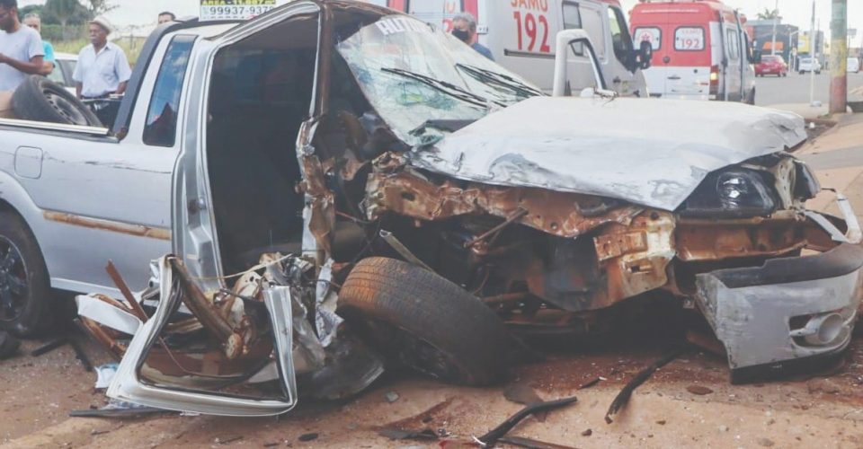 Carrro envolvido em acidente de trânsito grave, em Campo Grande - Foto: Marcos Maluf