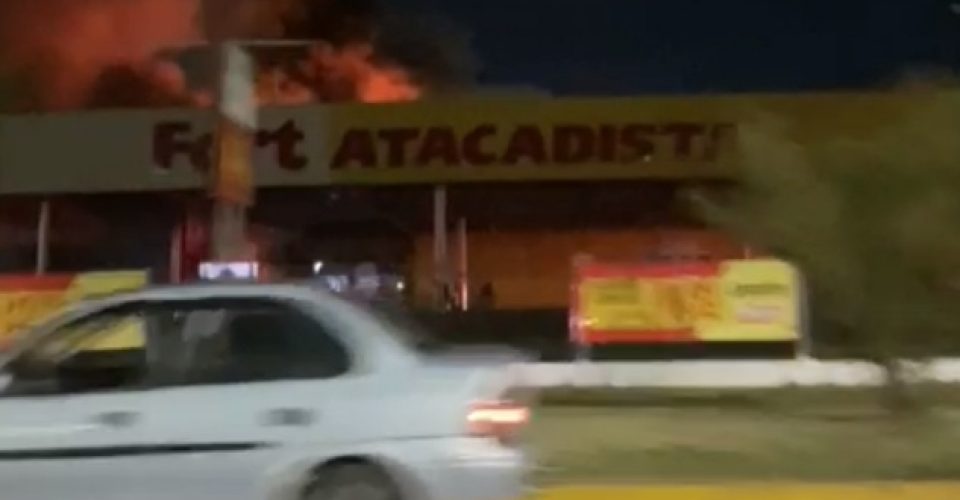 fogo incendio chamas fort atacadista avenida presidente vargas