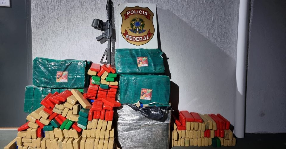 Polícia apreende maconha e fuzil em carga de soja