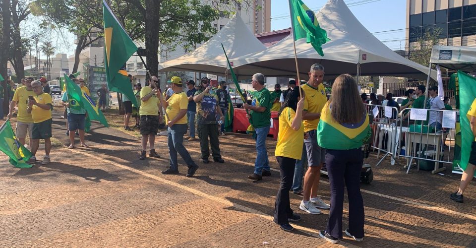 Manifestantes carregam bandeiras do Brasil