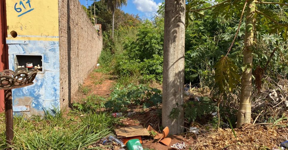 Terreno localizado no bairro Nova Lima está abandonado (Foto: Berlim Caldeirão/OEstadoOnline)