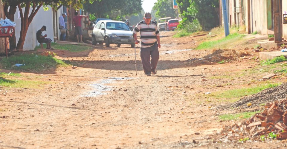 idoso bengala rua sem asfalto