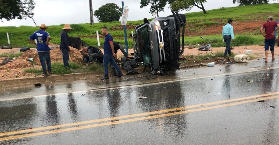 Viatura tombou na rodovia
Foto: Chame a imprensa