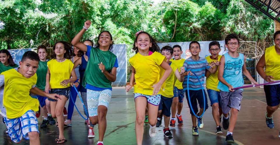 Crianças brincando em outra edição da colônia (Foto: Divulgação)