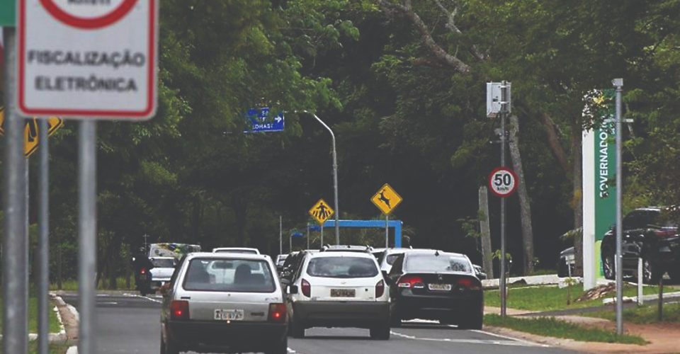 Foto: Campo Grande conta
com radares fixos,
lombadas e agentes
para fiscalização/Bruno Rezende