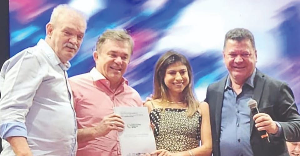 Foto: Deputados Geraldo Resende,
Vander Loubet e Camila Jara
recebem emendas, com
o secretário-executivo da
Agricultura Familiar da Semadesc,
Humberto de Mello Pereira/Bosco Martins