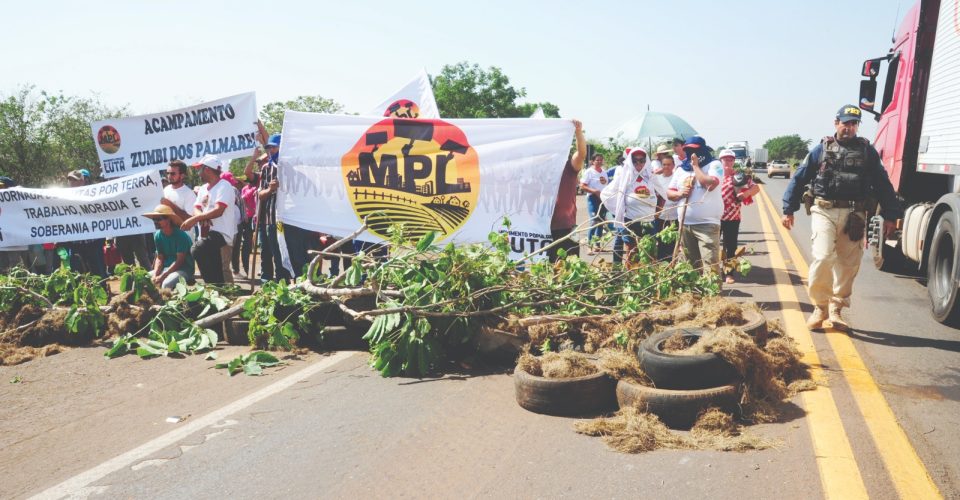 Foto: Mobilização foi pacífica e contou com um grupo
de aproximadamente
100 pessoas /Nilson Figueiredo