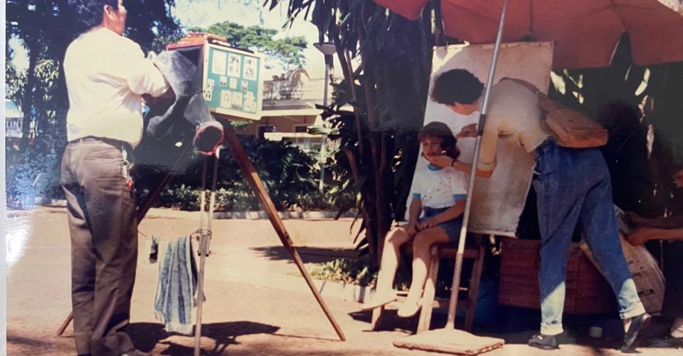 Foto: Fotografo lambe-lambe em atividade na Praça Ary Coelho/Reprodução (Marineti Pinheiro)