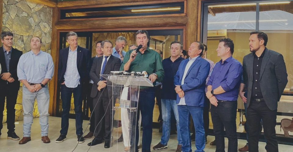 Foto: Governador Eduardo Riedel
se reuniu com representantes
pantaneiros, prefeitos e
parlamentares para discutir a
Lei do Pantanal/Reprodução