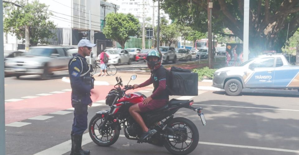 Foto: Agentes estarão
auxiliando e orientando
os condutores nestes
primeiros 15 dias/Marcos Maluf