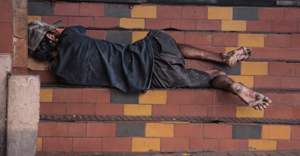 Foto: De acordo com os dados do Cadastro Único (CadÚnico), o número de pessoas em situação de rua em MS cresceu significativamente, passando de 404 para 1.545. A maior concentração desse aumento, aproximadamente 891 pessoas, foi observada na capital do estado, Campo Grande/Marcos Maluf