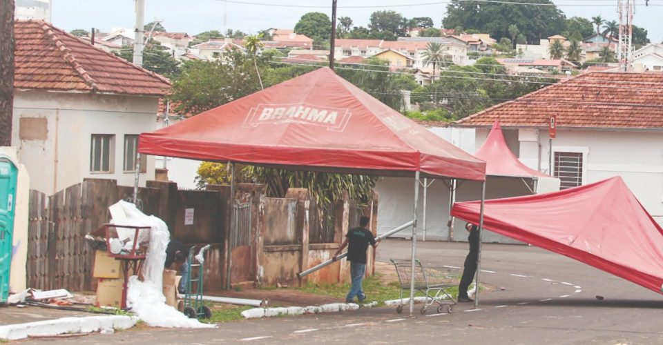 Foto: Comerciantes e
moradores temem ficar
sem o acesso à casas e
locais de trabalho/Marcos Maluf