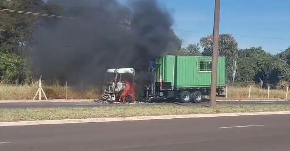 Caminhão pegou fogo nesta manhã - Foto: Direto das ruas