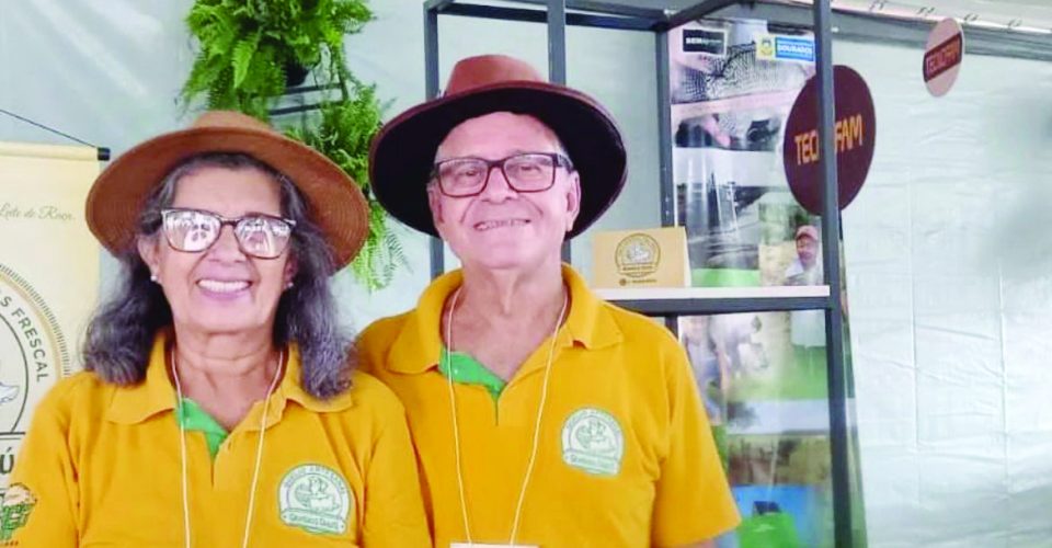 O casal Alceu Cabral
e Zuleide Canhete
vendendo queijos que
produzem ( Foto: Reprodução)