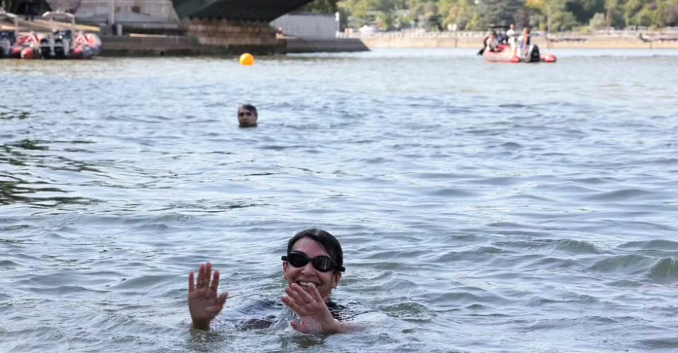 Prefeita de Paris, Anne Hidalgo, nada das águas do Rio Sena, em Paris — Foto: Joel Saget/Pool via Reuters