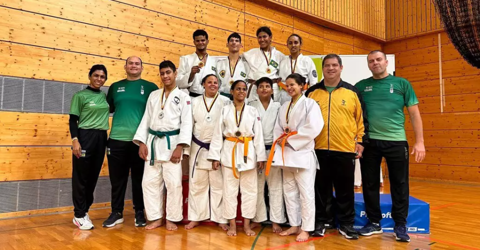 Seleção Brasileira de judô sub-21 posando para foto com as medalhas; atletas de MS na fileira superior ao centro - Foto: Divulgação/CBDV