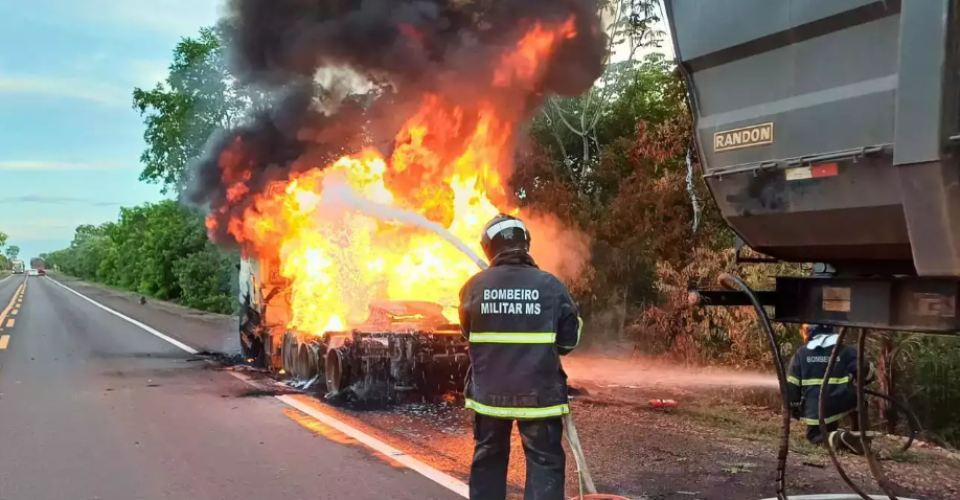 Bombeiro controlando chamas que atingiram cavalo de carreta - Foto: Divulgação/CBMS