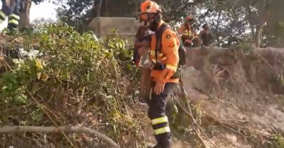 Família ribeirinha é resgatada pelos bombeiros em área de incêndio no Pantanal Foto: Bombeiros