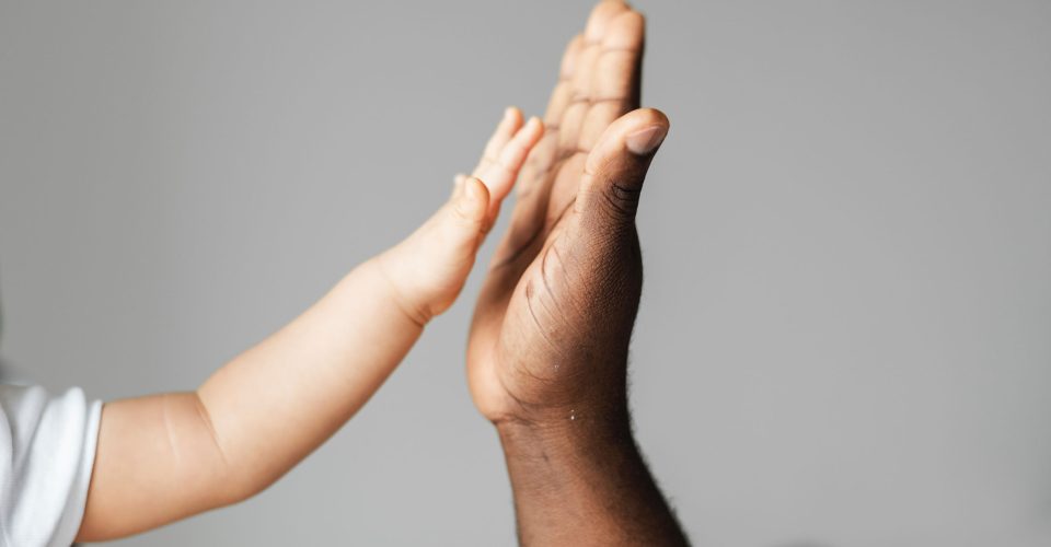 adoção homem negro criança bebê