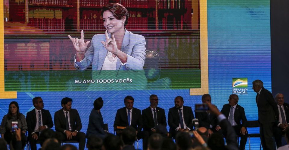 O presidente Jair Bolsonaro e a primeira-dama, Michelle Bolsonaro, participam do lançamento do Canal Educação e do Canal Libras, no Palácio do Planalto.  - Foto: José Cruz / Agência Brasil