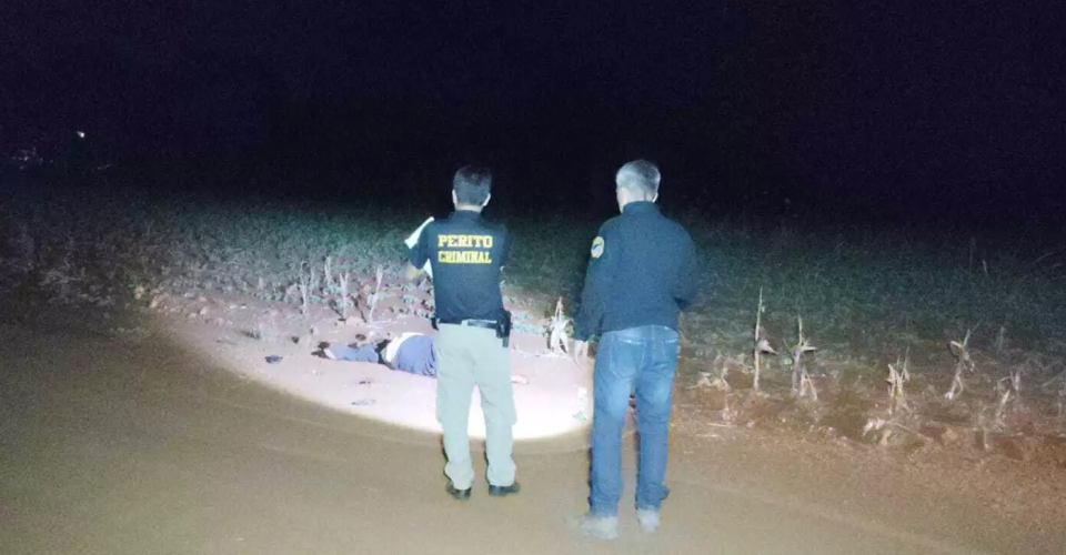 Corpo da vítima no chão de estrada e ao lado perícia e polícia - Foto: Osvaldo Duarte/Dourados News