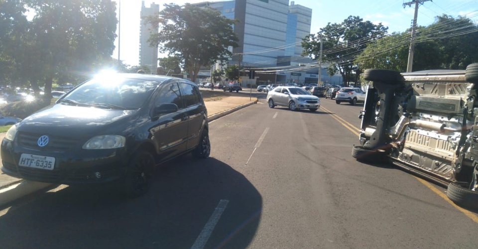 carro capotamento capotado rua antonio maria coelho