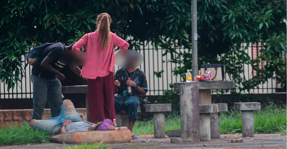 Foto: Praça do Bairro São Lourenço está abandonada pelo poder público e a mercê de roubos e usuários de drogas/Marcos Maluf