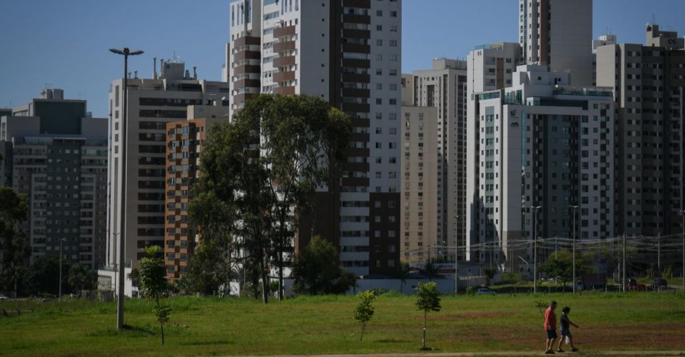 Foto: Andre Borges/Agência Brasília.

Uma das regiões administrativas que mais cresce no Distrito Federal, Águas Claras completa 15 anos em 6 de maio. A programação de aniversário se estende por todo o mês com eventos esportivos e culturais para todas as idades.

De 4 a 31 de maio, os moradores terão diversos pontos da cidade ocupados com música, arte, corridas e campeonatos de futevôlei e de society.