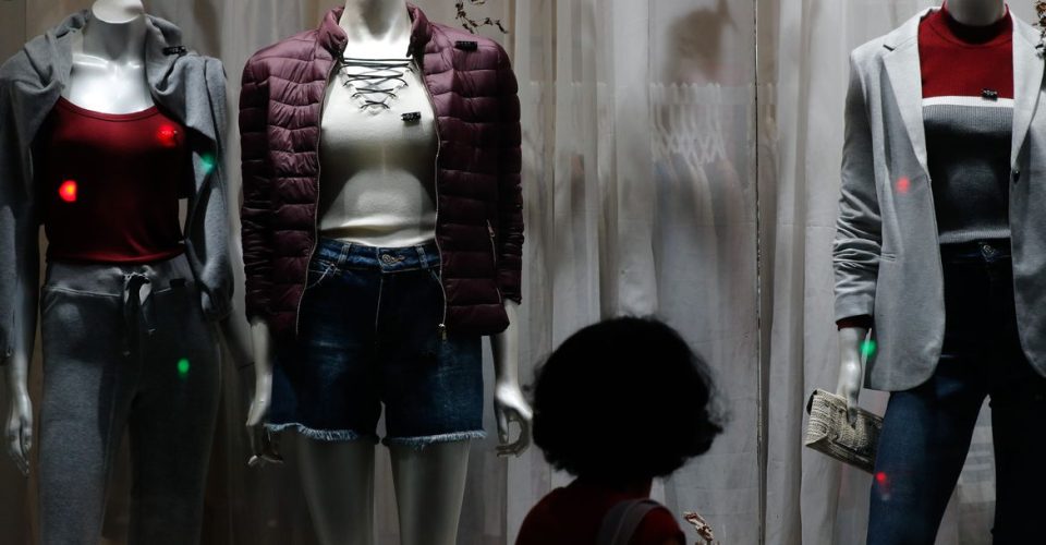 Rio de Janeiro - Vitrine de roupas em loja de rua, comércio no Centro do Rio. (Fernando Frazão/Agência Brasil) Comércio Roupas