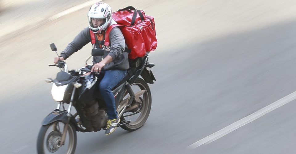 Delivery de comida motoentregador