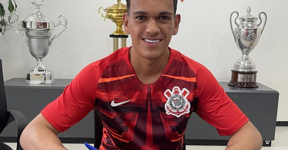 Igor Ratier assinando o seu primeiro contrato com o Corinthians. Foto: Divulgação