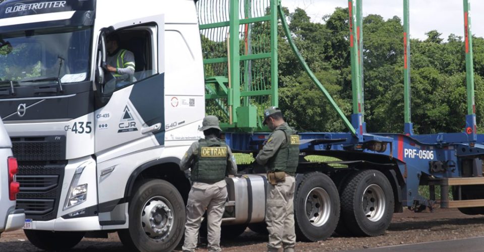 Foto: Agentes de Autoridade de Trânsito do Detran-MS abordaram condutores na MS-040/Rachid Waqued